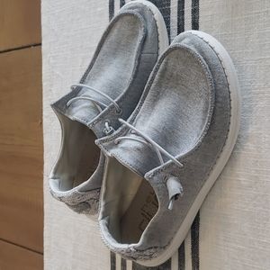 HEY DUDE youth size 5